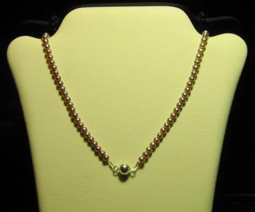 Perlenkette aus 5 mm starken Süßwasser Zuchtperlen A+ rund, lachsfarben, ca. 44 cm